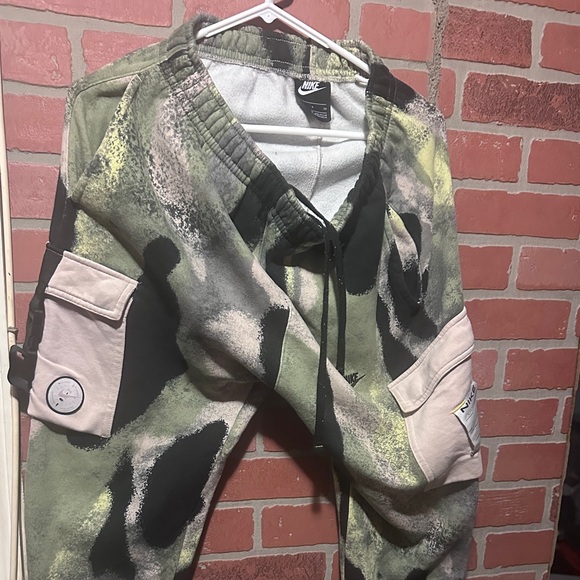 Men’s Nike Club Cargo Go Outside Pants - Picture 3 of 7